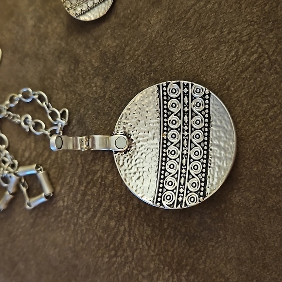 PREMIER DESIGNS New Seasons Reversible Abstract Circle Pendant Jewelry Set - Picture 8 of 9